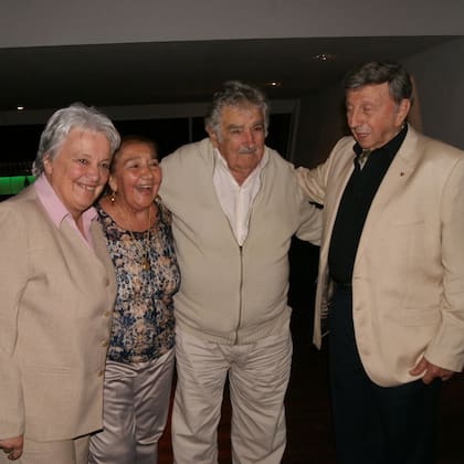 Luis Landriscina y su esposa Betty junto al expresidente uruguayo Pepe Mujica y su esposa, Lucía Topolansky (Foto: Instagram/@luislandriscina)