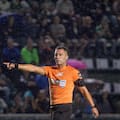 Lobo Medina sacó muchas tarjetas amarillas y una roja en medio de la tensión con los hinchas de Banfield
