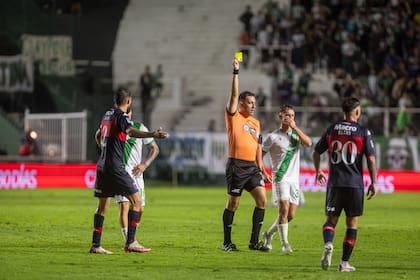 Luis Lobo Medina, en acción durante el comentado partido entre Banfield y Tigre