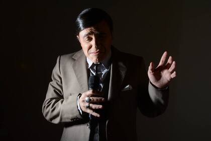 Luis Longhi como Mario Cárdenas, un gran personaje que cada tanto sale a la calle para reivindicar, como él, al tango