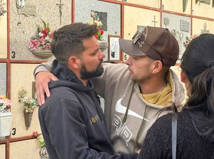 Luis López, al despedir los restos de su hijo Ángel en el cementerio de Comodoro Rivadavia