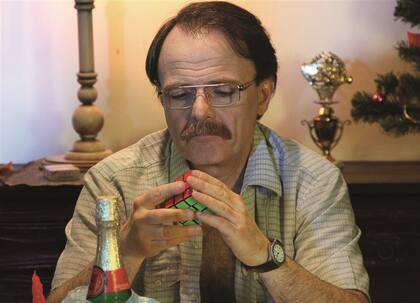 Luis Machín como Pipo, con el cubo mágico que lo ayuda a pensar