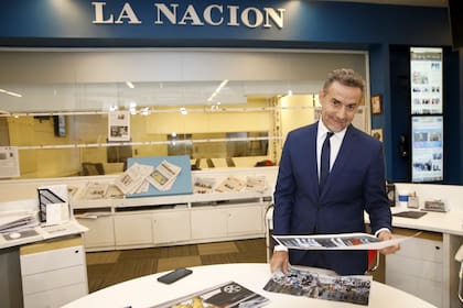 Luis Majul en la redacción de La Nación, momentos antes del inicio de su programa La Cornisa