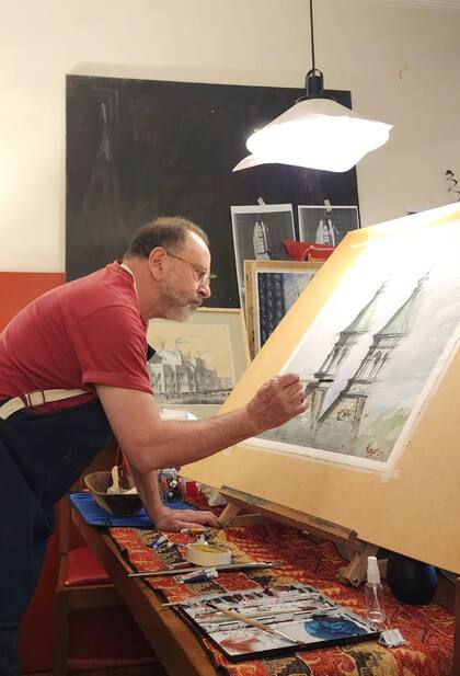 Luis Mango en acción, pintando las torres del Otto Wulff.