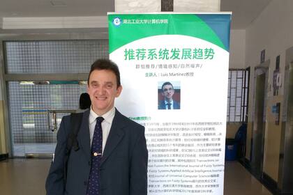 Luis Martínez, de la Universidad de Jaén, rechazó durante un lustro las ofertas, pero como el año pasado no consiguió financiación pública española para sus proyectos decidió aceptar 60.000 euros anuales