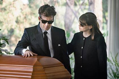 Luis Miguel (Diego Bonetta) y Lucía Miranda (Lus Cipriotta) en la escena del funeral de Hugo López que se pudo ver en la serie sobre la vida del astro de la canción