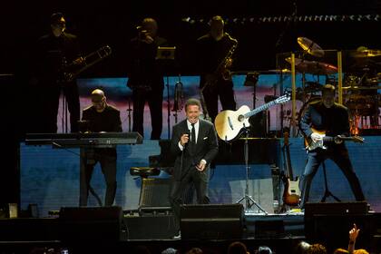 Luis Miguel, durante la primera fecha del recital que ofreció en el Campo Argentino de Polo, en Buenos Aires
