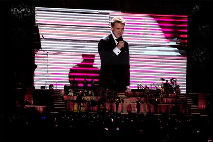 Luis Miguel en el campo de polo