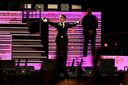 Luis Miguel, enfundado en su clásico traje negro con camisa blanca, despliega todo su virtuosismo en el Campo Argentino de Polo