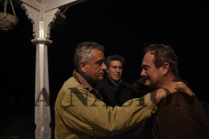 Luis Miguel Etchevehere en el casco de la estancia, en una postal que refleja la angustia familiar