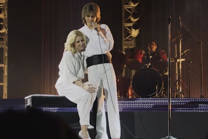 Luis Miguel junto a su madre, en una escena de la serie de Netflix