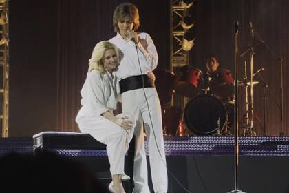 Luis Miguel junto a su madre, en una escena de la serie de Netflix