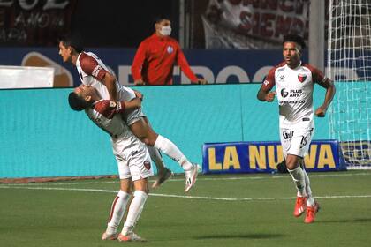 Luis Miguel Rodríguez festeja el segundo gol de Colón frente a San Lorenzo. El Ciclón y los santafesinos igualaron 2-2 en el Nuevo Gasómetro.