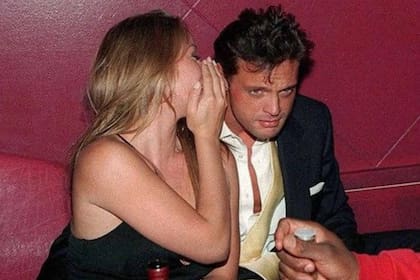 La pareja del momento, en un bar de París (1999)