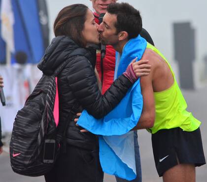 Luis Molina junto con su novia Nadia Esquivel, tras ganar los 21k de Norte a Sur
