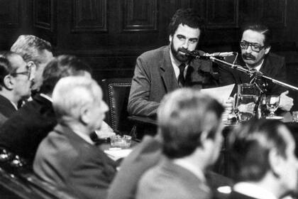 Luis Moreno Ocampo en una de sus intervenciones en el juicio a las Juntas Militares en 1985. A su lado, Julio Strassera