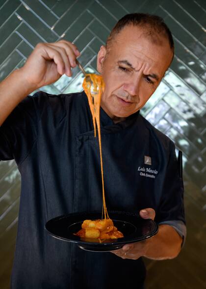 Luis Mourão, el Chef ejecutivo del restaurante por pasos, Alquimia, emplatando una de las opciones del menú.