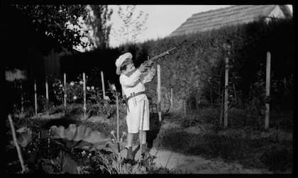 Luis Müller de niño apunta al
cielo con un fusil de juguete.
Delta del Paraná, Buenos Aires
Ca. 1918