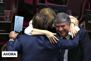 Luis Naidenoff y Anabel Fernández Sagasti abrazan al senador José Mayans al finalizar la sesión