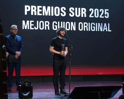 Luis Ortega agradece uno de los premios para El jockey. A su lado, el actor César Bordón