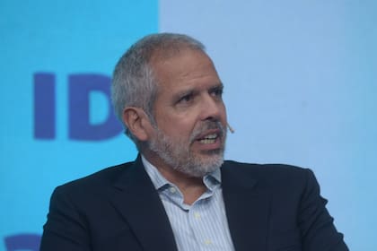 Luis Perez Companc, titular del grupo PeCom, se emocionó al recordar a su padre y aseguró que se “empieza a ver la luz al final del túnel”