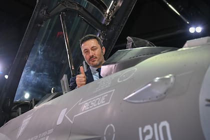 Luis Petri, a bordo de un F-16; un reclamo salarial incomoda al ministro