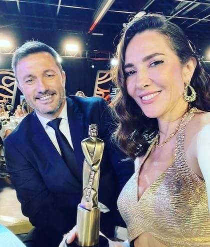 Luis Petri acompañó a Cristina Pérez a la ceremonia de los premios Martín Fierro (Foto: Instagram @cris_noticias)