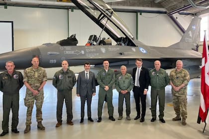 Luis Petri, en Dinamarca, durante el acto de entrega de los 24 aviones de combate F16