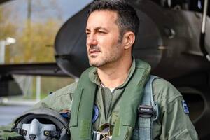 Las fotos de Luis Petri con los aviones de combate F-16 que compró el Gobierno