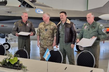 Las fotos de Luis Petri con los aviones de combate F-16 que compró el Gobierno - LA NACION