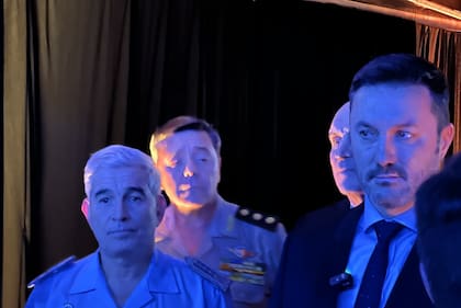 Luis Petri en el ingreso al acto oficial junto a José Luis Espert