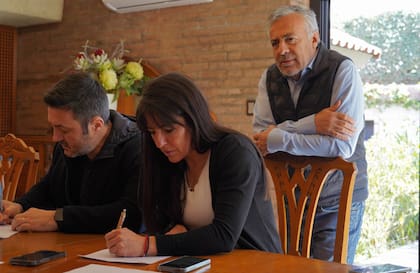 Luis Petri y Pamela Verasay, junto a Alfredo Cornejo