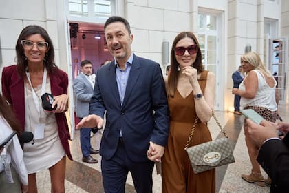 Luis Petri, junto a la periodista Cristina Pérez, llega al Desayuno de la Corporación Vitivinícola Argentina (COVIAR)