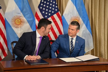 Luis Petri junto a Pete Hegseth, secretario de defensa de EE. UU.