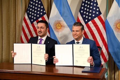 Luis Petri junto a Pete Hegseth, secretario de defensa de los EE. UU.