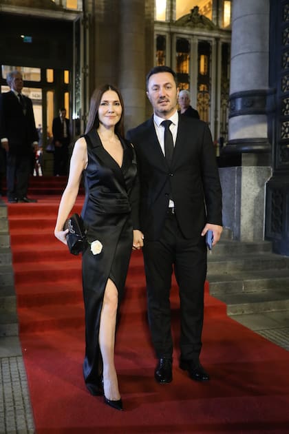 Luis Petri, ministro de Defensa de la Nación, junto a su novia Cristina Pérez, con un look de Anna Rossatti