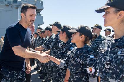 Luis Petri saluda con la Armada