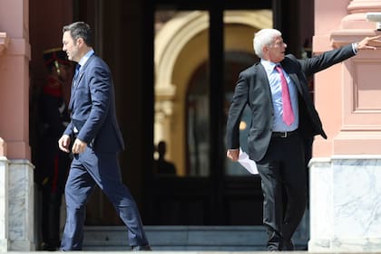 Luis Petri y Mariano Cúneo Libarona salen de la reunión de gabinete en la Casa Rosada
