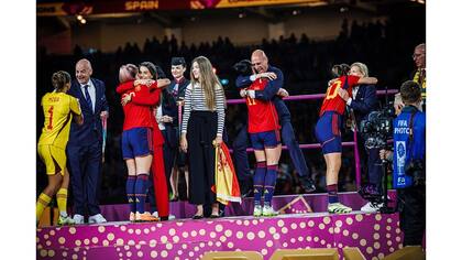 Luis Rubiales en el aire, abrazado por Jenni Hermoso, en la ceremonia de premiación