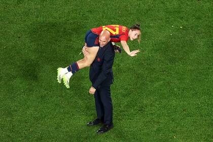 Luis Rubiales levanta en andas a Athenea del Castillo Beivide durante la celebración de la Copa del Mundo obtenida por el seleccionado femenino de España