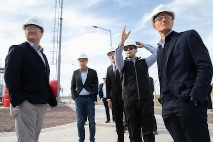Luis Ruiz, jefe del proyecto de PEPE VI, le mostró el parque eólico a Marcelo Mindlin, fundador y presidente de Pampa Energía; Daniel González, viceministro coordinador de Energía y Minería; Federico Susbielles, intendente de Bahía Blanca; Gustavo Mariani, vicepresidente ejecutivo y director general, y Pablo Tarca, director general de Transener