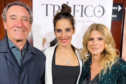 Luis Scalella y Flavia Palmiero –que días antes estuvieron en el Festival de Cannes– posan con la protagonista de la noche después del estreno.