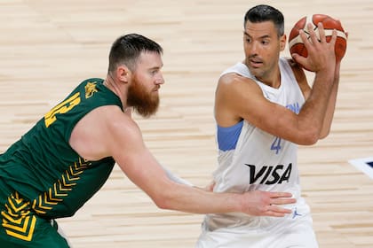 Luis Scola es defendido por por Aron Baynes. El capitán argentino fue la figura del equipo y del partido