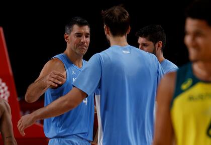 Luis Scola abraza a Marcos Delia, tras la derrota argentina con Australia que significó la despedida de Luifa del seleccionado.