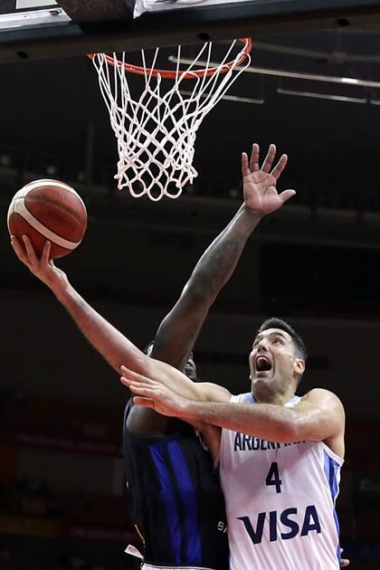 Luis Scola debajo del aro, a pura potencia