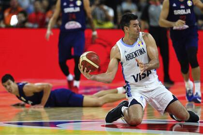 Luis Scola en el piso, para evitar –sin éxito– la pérdida del balón; el capitán es el basquetbolista que más partidos jugó en la historia de los mundiales.