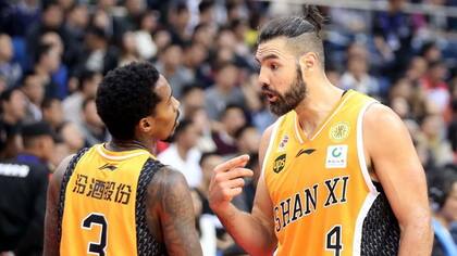 Luis Scola junto a Brandon Jennings