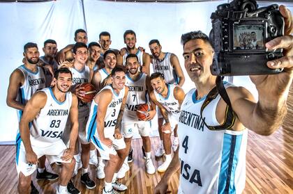Luis Scola junto al seleccionado argentino