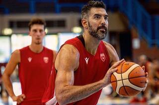 Mirando a Tokio, Scola debutó en Varese y le fue mejor que a su equipo