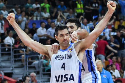 Luis Scola y Facundo Campazzo celebran la victoria ante Francia en las semifinales de la Copa del Mundo de China 2019